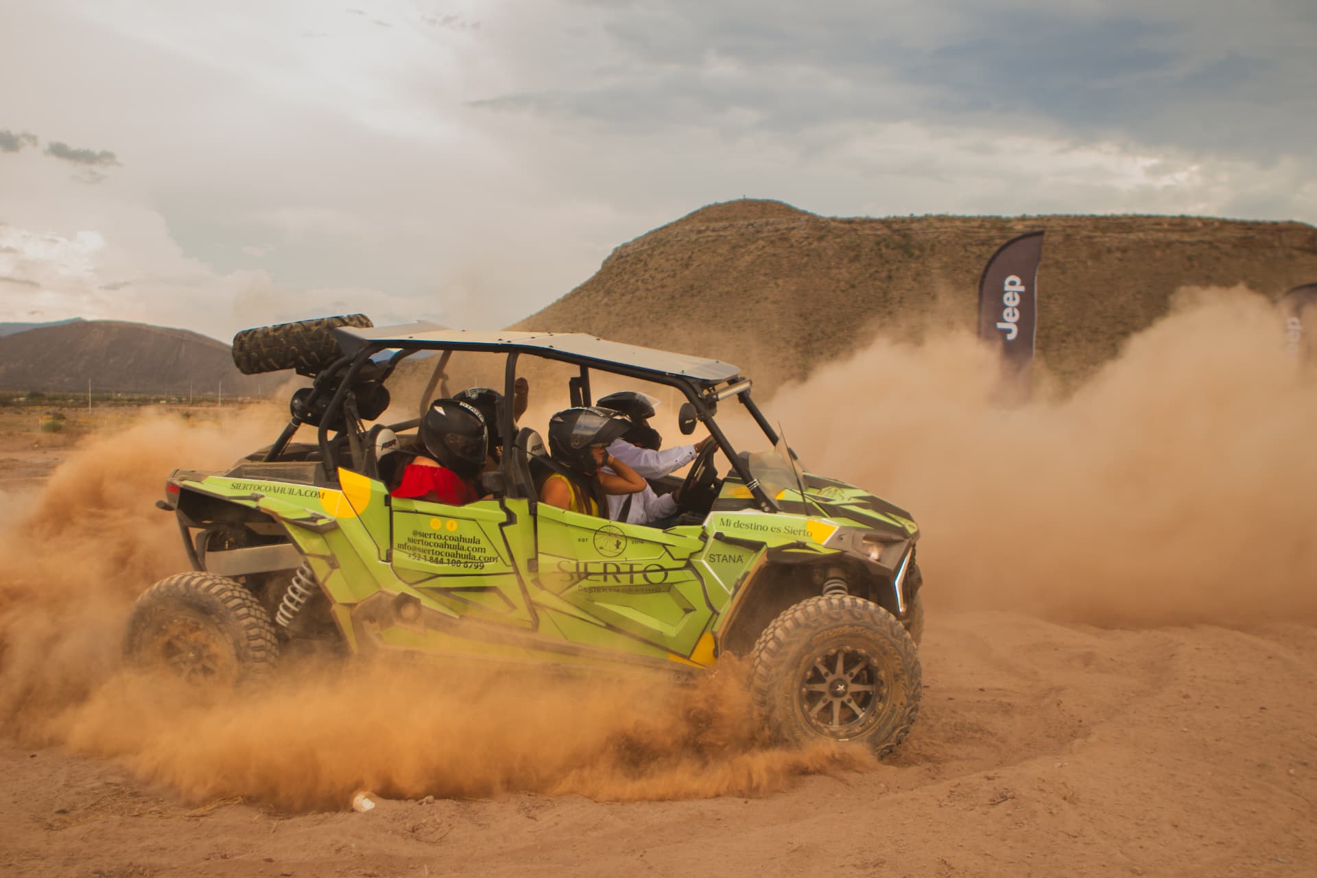 RZR levantando polvo del desierto en General Cepeda, Coahuila